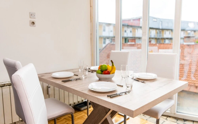 Cozy, Spacious & Sunny in Heart of City Center