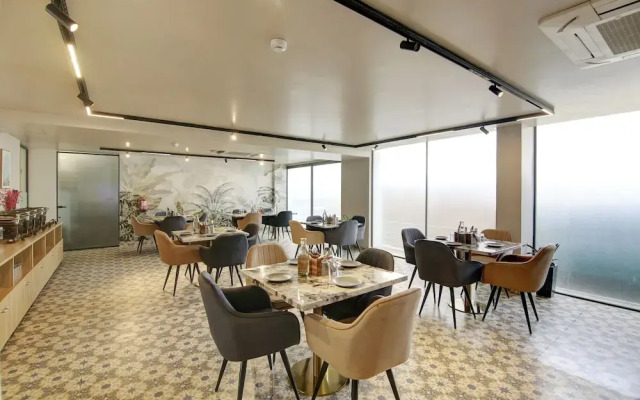 Saltstayz Premier - Near Golf Course Road & Sector 57