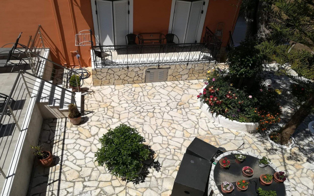 Dionisos Apartments
