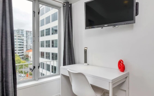 Cute and Central 15th Floor City Apartment – Guest Rooms – Auckland