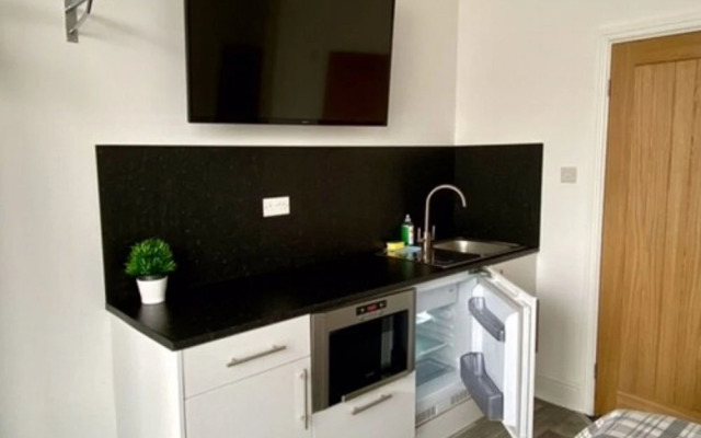 OYO Hillcrest Studio Apartments
