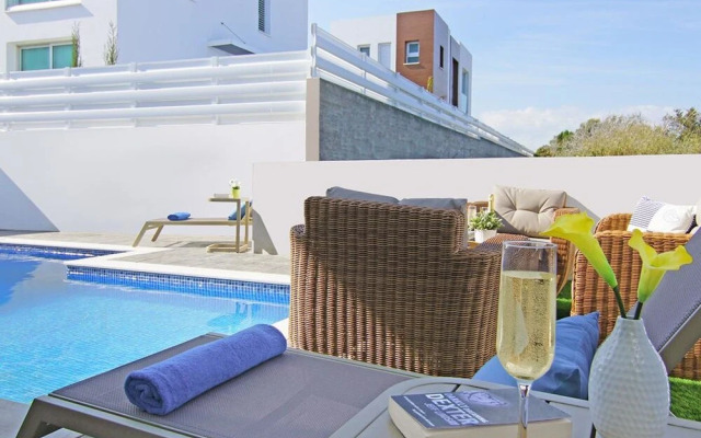 Caren Paralimni in Paralimni