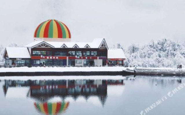 Xiling Snow Mountain Maple Leaf Hotel