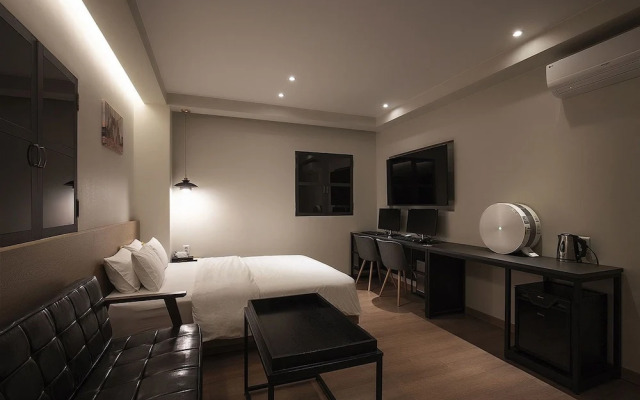 Yellow 8 Hotel