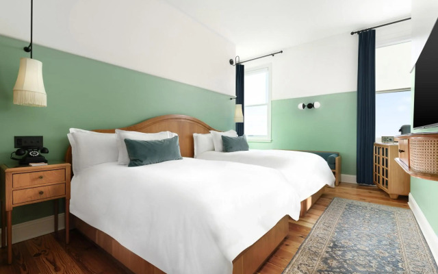The Drayton Hotel Savannah, Curio Collection by Hilton