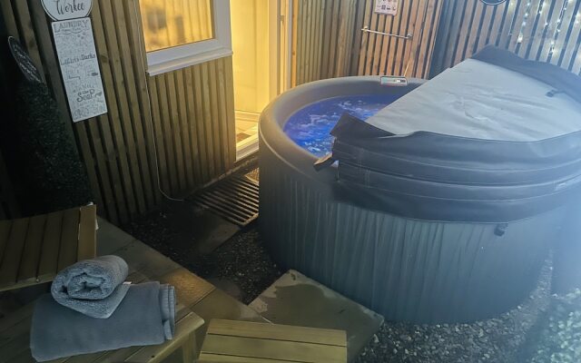 Hidden Hot Tub Retreat Apartment in Nottingham