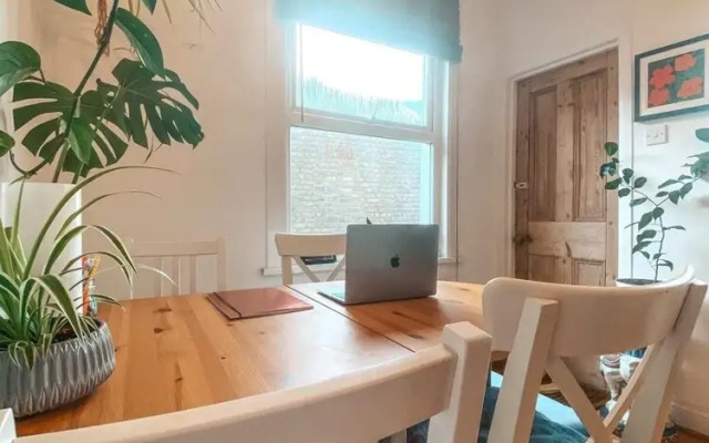 2 Bedroom Flat w Office in Tooting Broadway