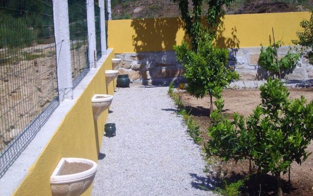 House with 4 Bedrooms in Cortiçada, with Wonderful Mountain View, Enclosed Garden And Wifi - 88 Km From the Slopes