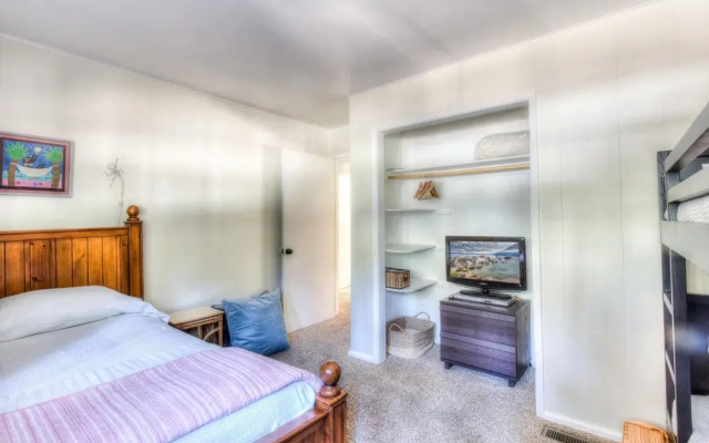 Firefly  - Walk To Beach 3 Bedroom Cabin by RedAwning