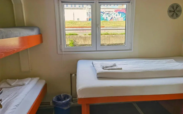 Eastern Comfort - The swimming hostel