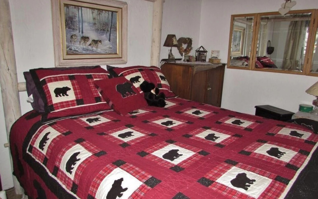 063 JB's Pinecone Lodge Home