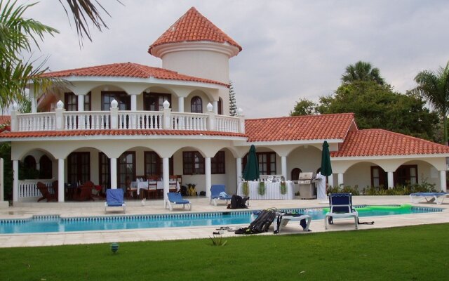 "3br Villa With Vip Access - All Inclusive Program With Alcohol Included."