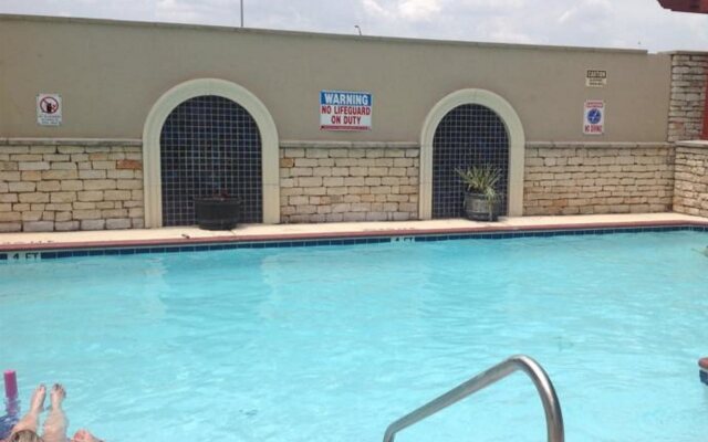 DoubleTree by Hilton Austin - University Area