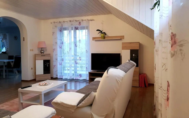 Lake House Apartment