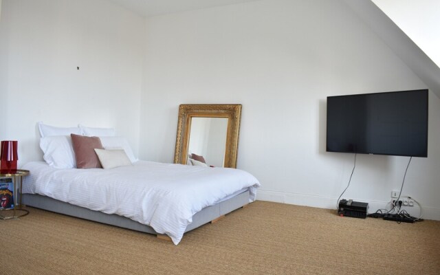 1 Bedroom Apartment Near Champs Elysee