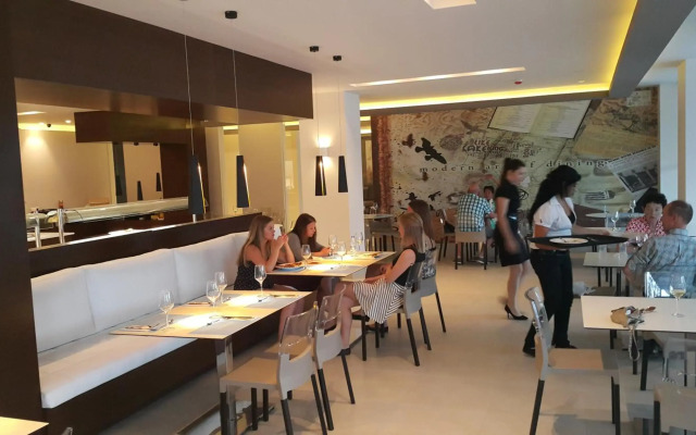 More Meni Cosmopolitan Hotel