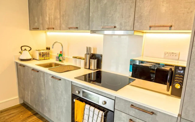 Attractive 2 Bedroom Penthouse with free Parking