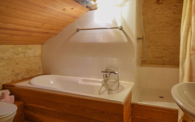 Spacious Villa in Puy-l'évêque With Swimming Pool