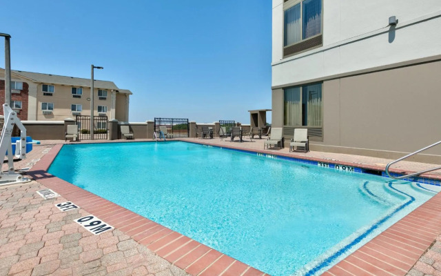 Holiday Inn Express Hotel & Suites DFW Airport South by IHG