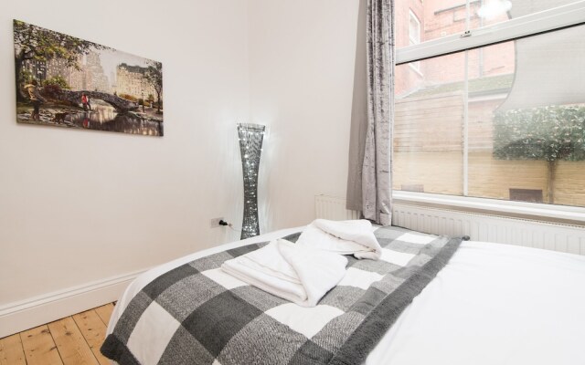 Modern Apartment With Private hot tub & Parking