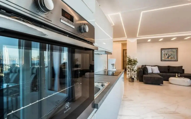 Good Life Deluxe Seafront Apartment