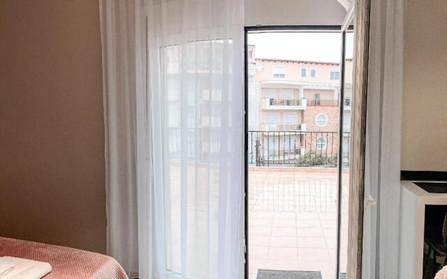 Outstanding Private Apartment Near City Center with Balcony