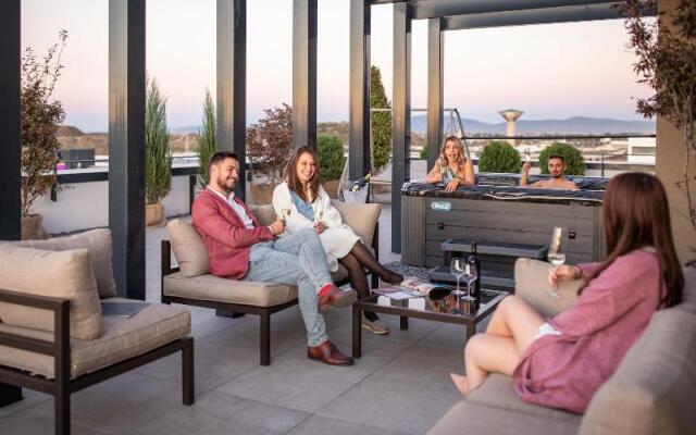 Kanopian Penthouse Hotel