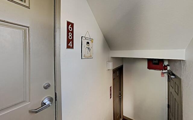 Large Upgraded 4 Bedroom Condo in Mammoth! Easy access To Hot Tubs, Pool, Sauna by RedAwning