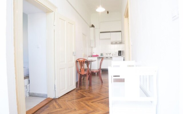 Mathe Apartments 4