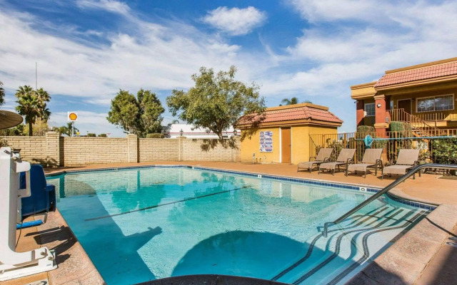 Rodeway Inn & Suites Corona