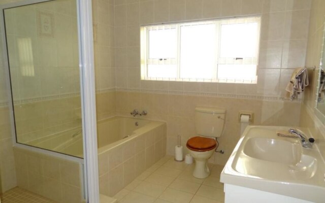 Stunning 3-bed Lakeside Villa With Private Pool