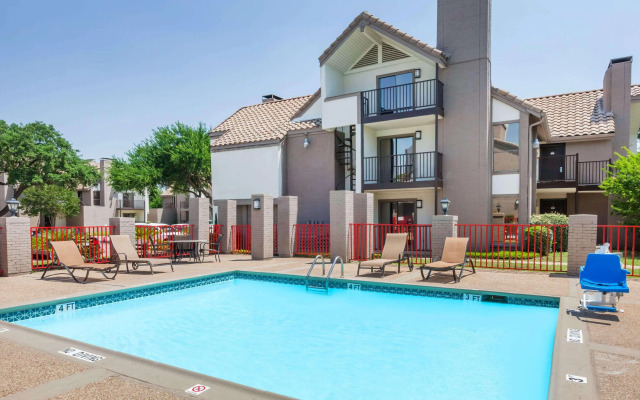 Hawthorn Suites by Wyndham Dallas Love Field Airport