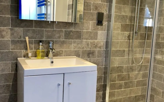 Stylish Maisonette and studio in Victoria