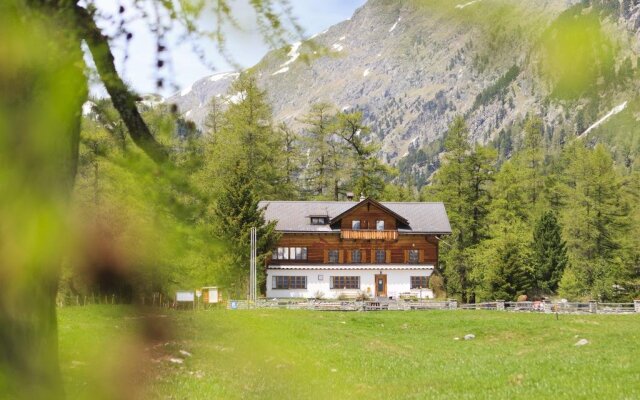 Spinas Gasthaus Val Bever - Hostel