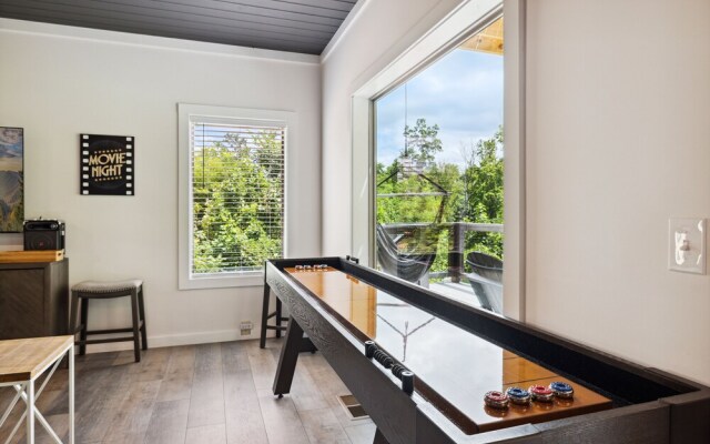 Sunset Chalet 2 Bedroom Cabin by RedAwning