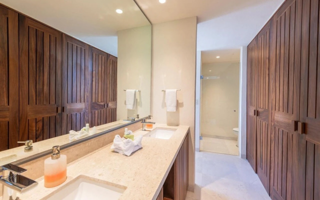 Sunny Vacation Condo 3