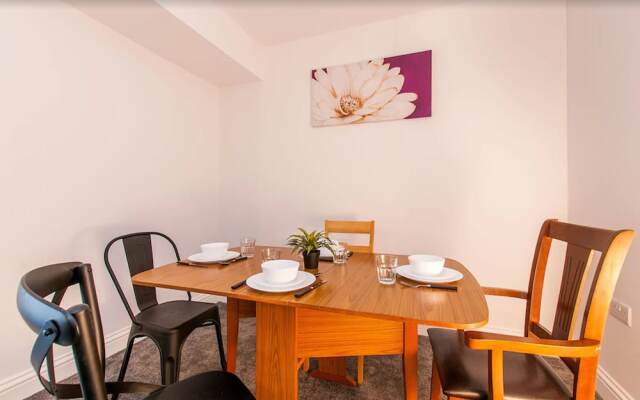 3 Bed Flat in Pedestrianized High Street