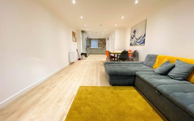 Large Modern 3 Bedroom Apartment - Free Parking
