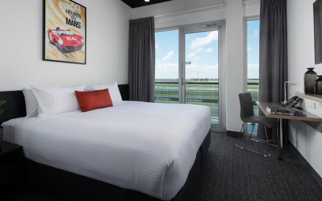 Rydges Pit Lane Hotel