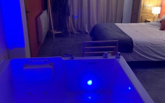 Studio Cosy avec Jacuzzi Privatif et Terrasse