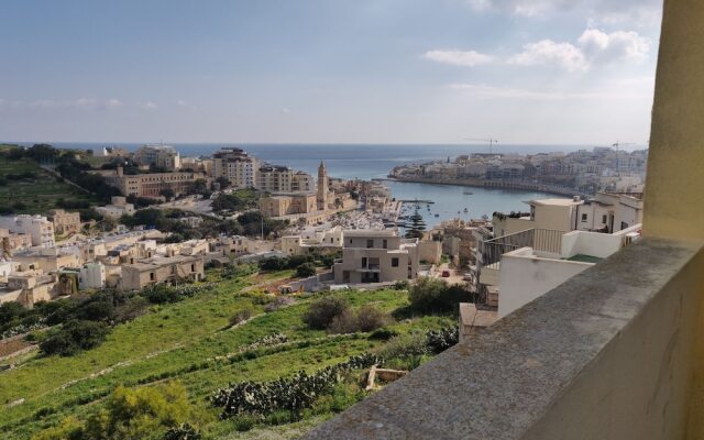 Panoramic Penthouse Enjoying sea and Country Views