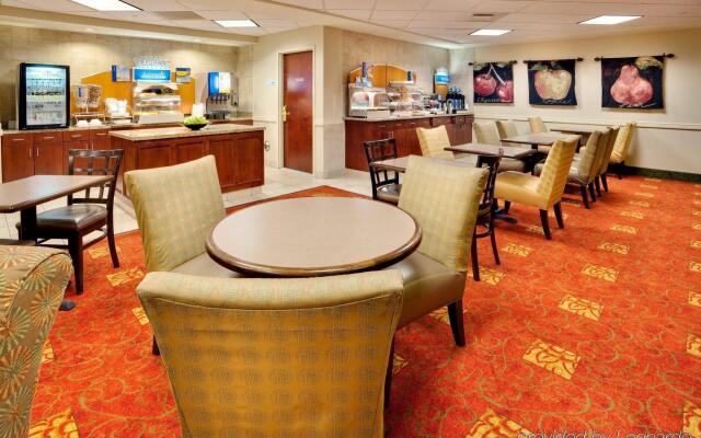 Holiday Inn Express & Suites Bradley Airport by IHG