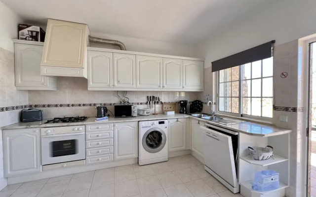 Pêra Stylish Villa With Pool by Homing