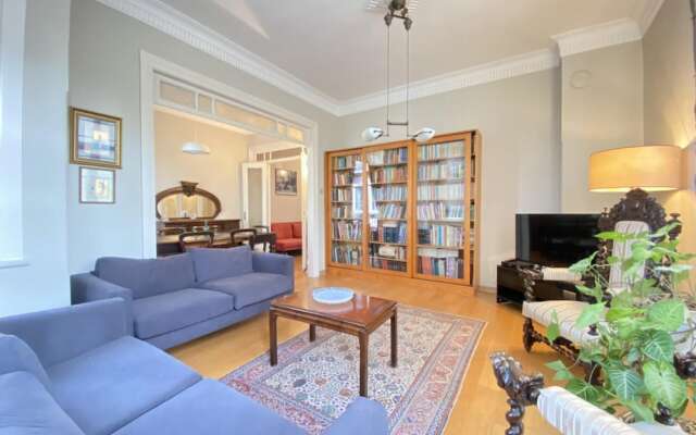 Flat With Balcony and Bosphorus View in Beyoglu