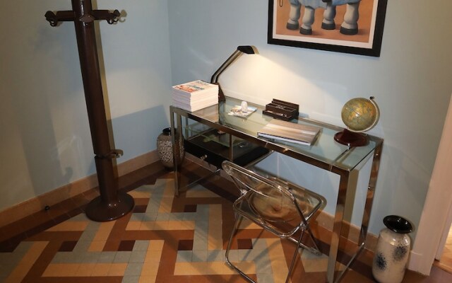 Annecy elegant downtown lakeview apartment