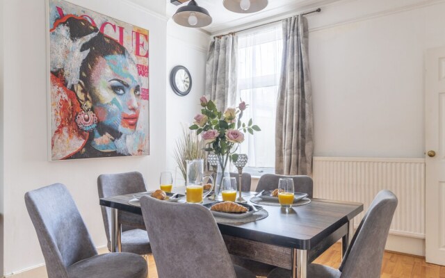 Lovely 3-Bed House in Gillingham