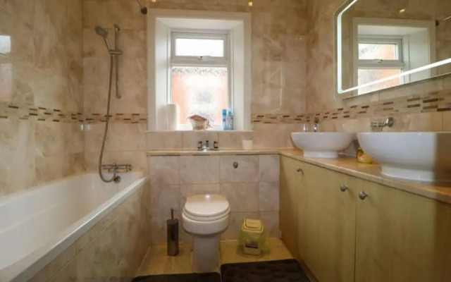 Impeccable 4-bed House in Blackpool
