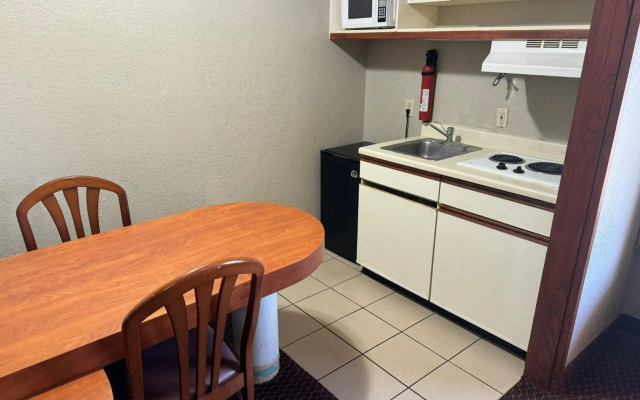 Rodeway Inn & Suites South of Fiesta Park