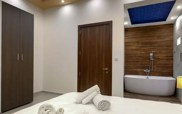 Gem Beachfront Apt With Amazing Bay and Sea Views