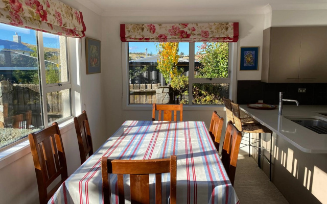 Amazing Aubrey, a short walk to Bremner Bay – Balcony – Wanaka